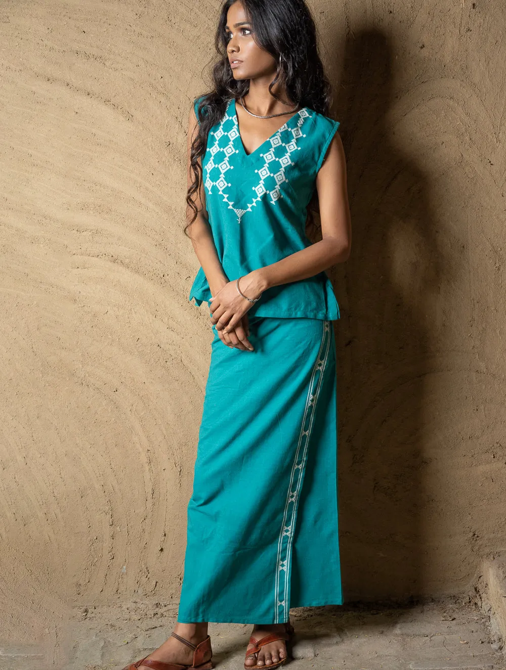 Handwoven Elegance. Kashida Pattu Cotton Wrap Skirt & Top Set - Green Vibrance